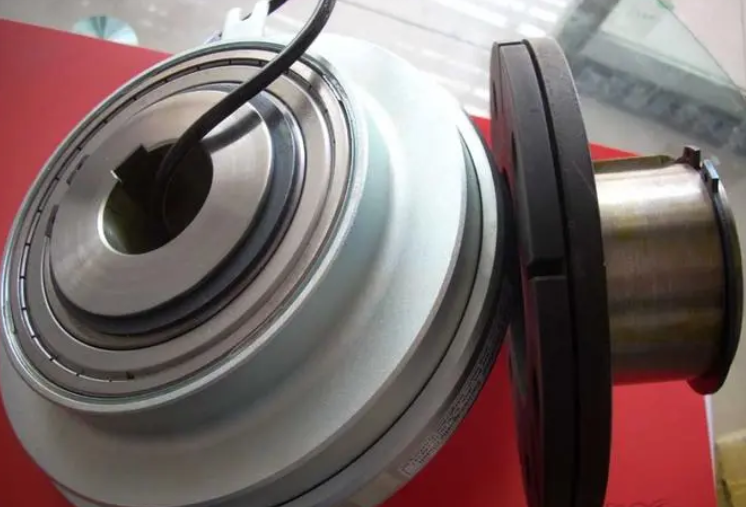 為了確保電磁離合器的連續(xù)運轉,必須始終保持和維持 為了確保電磁離合器的連續(xù)運轉,必須始終保持和維持